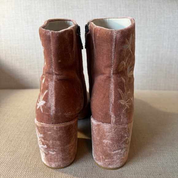 Kenneth Cole Size 9.5 Renna Pink Velvet Ankle Boots with White Floral Embroidery - Picture 3 of 12